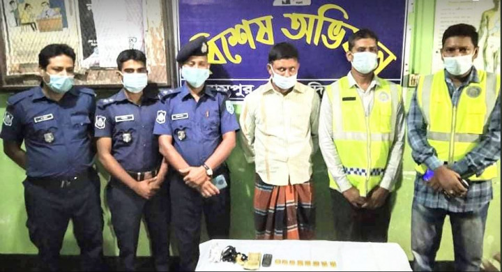বিরামপুর সীমান্তে আটটি স্বর্ণের বার সহ ১ জন আটক