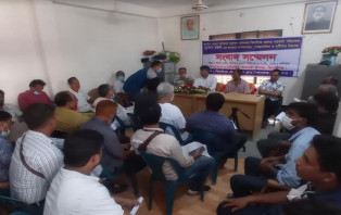ঝিনাইদহে ভোক্তা অধিকার সংরক্ষণ অধিদপ্তরের সহকারী পরিচালকের ক্ষমতার অপব্যবহার, সেচ্ছাচারিতা ও দুর্নীতির অভিযোগে মানববন্ধন
