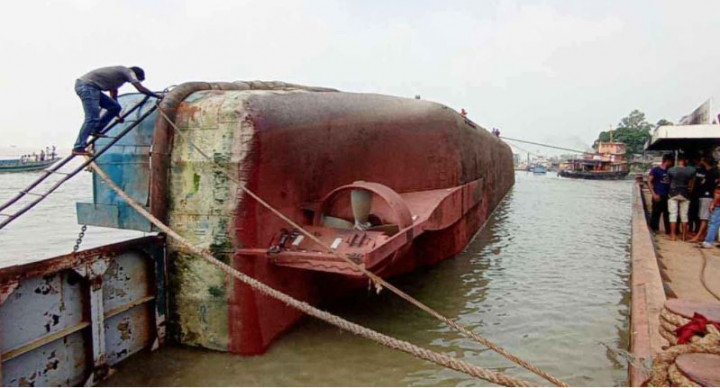 পাটুরিয়ায় ডুবে যাওয়া ফেরি উদ্ধারে 'হামজা'
