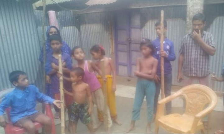 অজানা প্রাণীর হামলা থেকে বাঁচতে লাঠি হাতে চলছে গ্রামবাসী