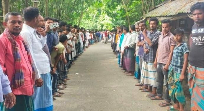 মাদারীপুরে নৌকা পুড়িয়ে দেয়ার প্রতিবাদে মানববন্ধন-বিক্ষোভ মিছিল