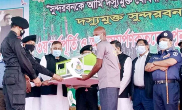 জলদস্যুতা ছেড়ে আত্মসমর্পণ করা ৩২৮ জন পেলেন ঘর-নৌকা-গবাদিপশু