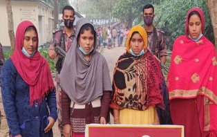 ভারত থেকে অবৈধ ভাবে বাংলাদেশে প্রবেশের সময় চার যুবতী নারী আটক