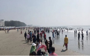 কক্সবাজারে আটকা পড়েছেন অর্ধলাখ পর্যটক