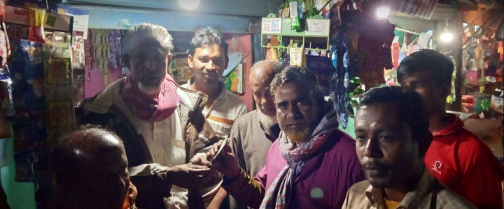 তালায় কুড়িয়ে পাওয়া টাকা ফেরত দিলেন চা বিক্রেতা