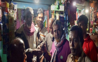 তালায় কুড়িয়ে পাওয়া টাকা ফেরত দিলেন চা বিক্রেতা
