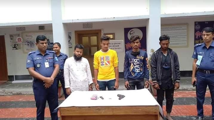 বিদেশী পিস্তল ও গুলি রেখে অন্যকে ফাঁসাতে গিয়ে শিবচরে পুলিশের জালে ৪ যুবক গ্রেপ্তার