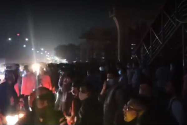 বাসভাড়া কমানোর দাবিতে রাস্তা অবরোধ