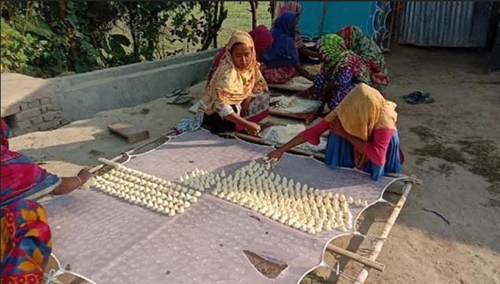 শীতের শুরুতেই শৈলকুপায় কুমড়াবড়ি তৈরির ধুম