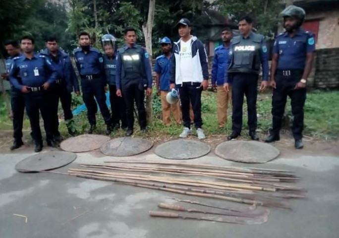 ফরিদপুরে বিপুল পরিমাণ দেশীয় অস্ত্র উদ্ধার করেছে পুলিশ