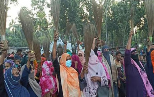 কালীগঞ্জে নবনির্বাচিত ইউপি চেয়ারম্যানের বিরুদ্ধে এলাকাবাসীর ঝাড়ু মিছিল, বিক্ষোভ সমাবেশ