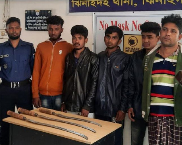 ঝিনাইদহে দেশীয় অস্ত্রসহ গ্রেফতার ৫