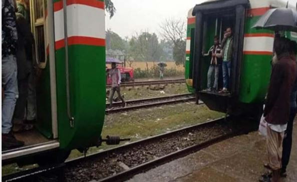 চলতে চলতে দুই ভাগ হয়ে গেল ট্রেন