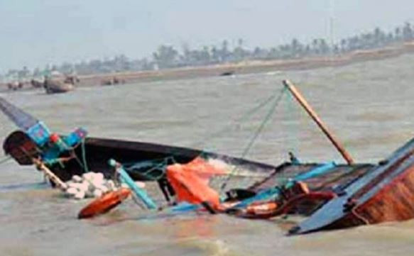 বঙ্গোপসাগরে ২১ জেলে নিয়ে ট্রলারডুবি, এখনো নিখোঁজ ১৩