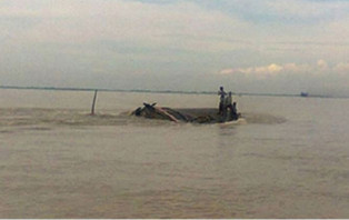 ধলেশ্বরীতে যাত্রীবাহী ট্রলারডুবি