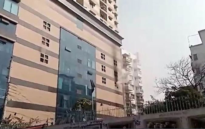 রাজধানীর গ্রিন রোডের আরএস টাওয়ারে আগুন