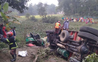 কসবার সড়কে ট্রাক-ট্রাক্টর-সিএনজির ত্রিমুখী সংঘর্ষ, নিহত ২