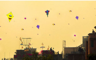 উড়তে শুরু করেছে ঘুড়ি, পুরান ঢাকায় শুরু হলো সাকরাইন উৎসব