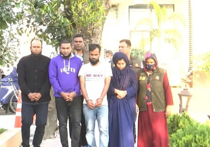 বেডরুমে নিয়ে আপত্তিকর অবস্থায় জড়াতেন স্ত্রী, পুলিশ সেজে আসতেন স্বামী