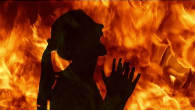 স্বামীর ঘরে আরেক নারী, সন্তানদের নিয়ে গায়ে আগুন দিলেন স্ত্রী