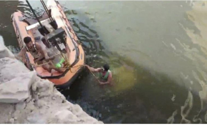 নিয়ন্ত্রণ হারিয়ে বরযাত্রার গাড়ি নদীতে, বরসহ নিহত ৯