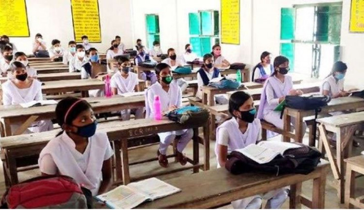 করোনার দাপট কমায় এক মাস পর খুলল শিক্ষাপ্রতিষ্ঠান