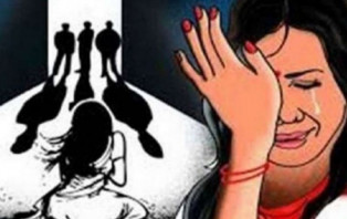 স্বামীকে বেঁধে স্ত্রীকে দলবেঁধে ধর্ষণের অভিযোগ