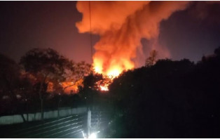 কল্যাণপুরে বস্তিতে আগুন, বড় ক্ষতির শঙ্কা