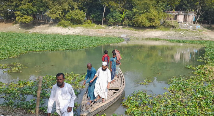 সালথার মাঝারদিয়া কুমার নদীতে শত বছর ধরে নৌকায় পারাপার হচ্ছে মানুষ