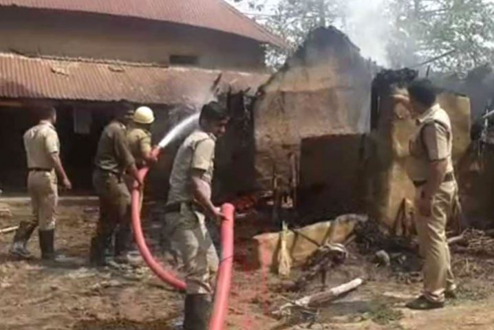 পশ্চিমবঙ্গে তৃণমূল নেতা খুনের জেরে বাড়িতে আগুন, নিহত ১০
