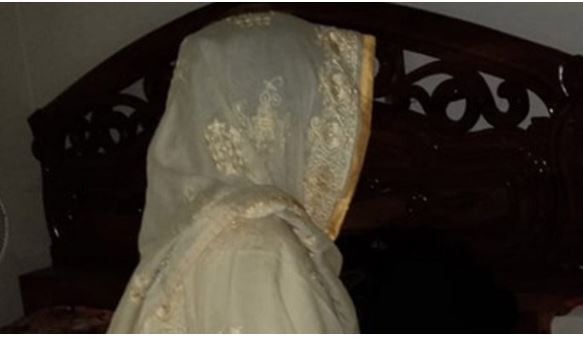 স্ত্রীর স্বীকৃতি চেয়ে তরুণীর অনশন
