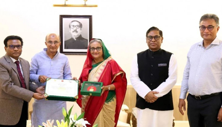 বিদ্যুৎ বিভাগের স্বাধীনতা পুরষ্কার তুলে দেওয়া হলো প্রধানমন্ত্রীর হাতে