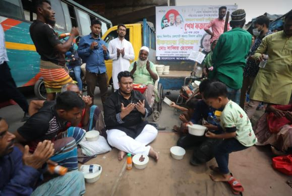 রাজধানীর খিলগাঁওয়ে যুবলীগ চেয়্যারম্যানের পক্ষে ইফতার বিতরণ