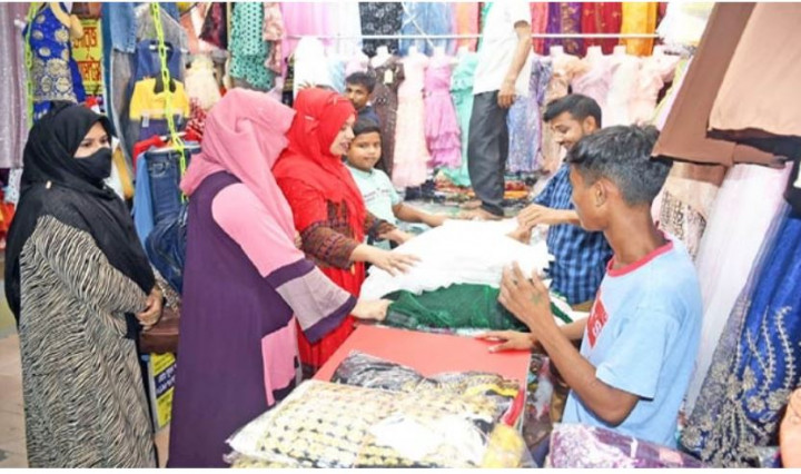 নিউমার্কেট এলাকায় জমে উঠেছে বেচাকেনা