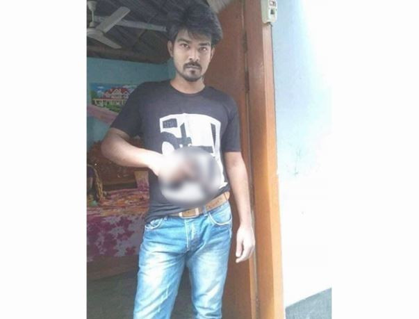 ছাত্রলীগ নেতার হাতে পিস্তল, ছবি ভাইরাল