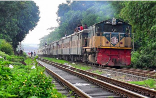 বগি লাইনচ্যুত, ঢাকা-চট্টগ্রাম ট্রেন চলাচল বন্ধ