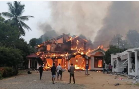 মাহিন্দা ও গোতাবায়া রাজাপাকসের পৈত্রিক বাড়িতে আগুন