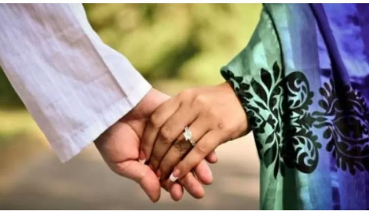 স্ত্রী-সন্তান রেখে ছাত্রীকে নিয়ে উধাও শিক্ষক
