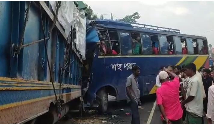 বাস-ট্রাক মুখোমুখি সংঘর্ষে নিহত ২, আহত ১০