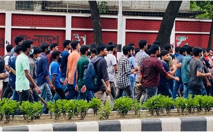 ঢাবিতে ছাত্রলীগ-ছাত্রদল সংঘর্ষ
