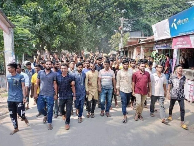 সাংবাদিককে মারপিটের প্রতিবাদে ফুলছড়িতে বিক্ষোভ মিছিল ও সমাবেশ অনুষ্ঠিত