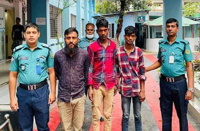 দিনদুপুরে বাসে দলগত ধর্ষণ, চালকসহ গ্রেপ্তার ৩