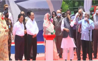 প্রধানমন্ত্রীর পাশে আবুল হোসেন ও মোশাররফ