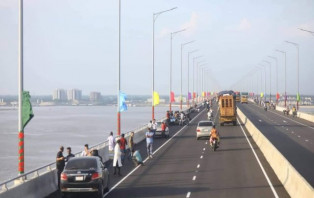 পদ্মা সেতু চালুর প্রথম দিনে ২ কোটি ৯ লাখ টাকা টোল আদায়