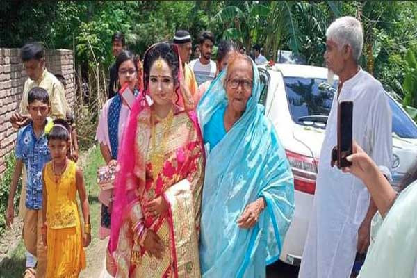 বরের বাড়িতে কনেযাত্রী সেজে এসে বিয়ে 