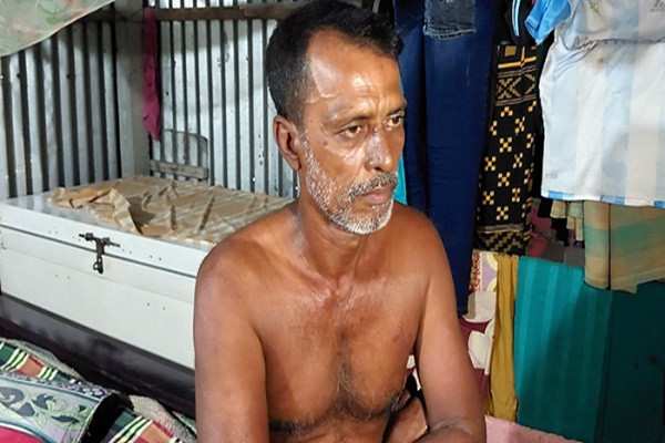 স্বামী-স্ত্রীর অন্তরঙ্গ দৃশ্য লুকিয়ে দেখাই তার নেশা