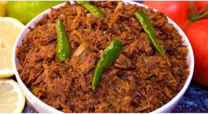 পরোটা বা রুটির সঙ্গে ঝুরা মাংসের কোরমা