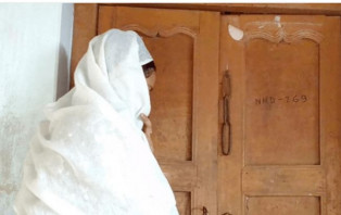 বিয়ের দাবিতে এসএসসি পরীক্ষার্থীর বাড়িতে দুই সন্তানের জননী