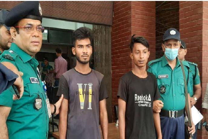 সেই ছাত্রীর মোবাইল বিক্রি করে মদ খান ছিনতাইকারীরা