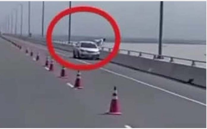   পদ্মা সেতুর ওপর চলন্ত গাড়ি থেকে ঝাঁপ